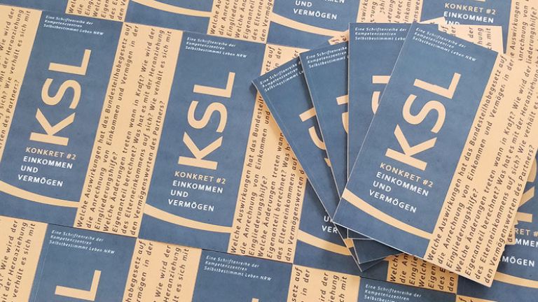 Mehrere Ausgaben der Broschüre KSL-Konkret #2 nebeneinander ausgelegt