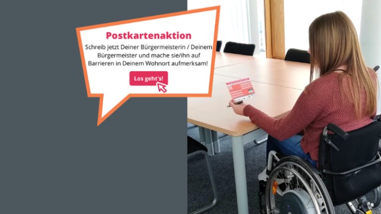 Frau im Rollstuhl schreibt Postkarte an ihren Bürgermeister