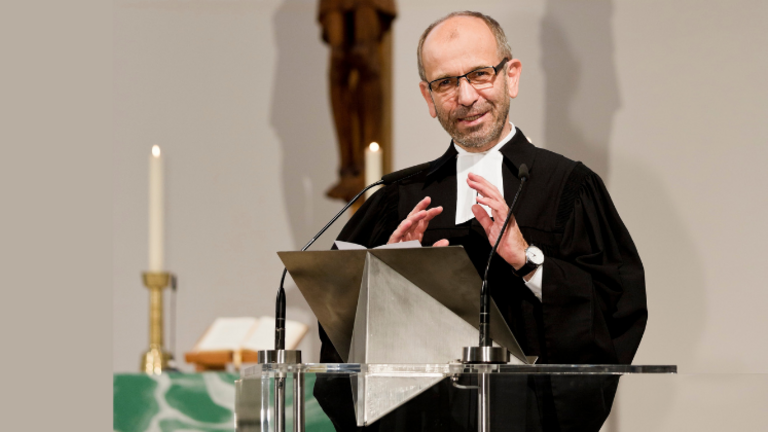Ein Pastor der prädigt.