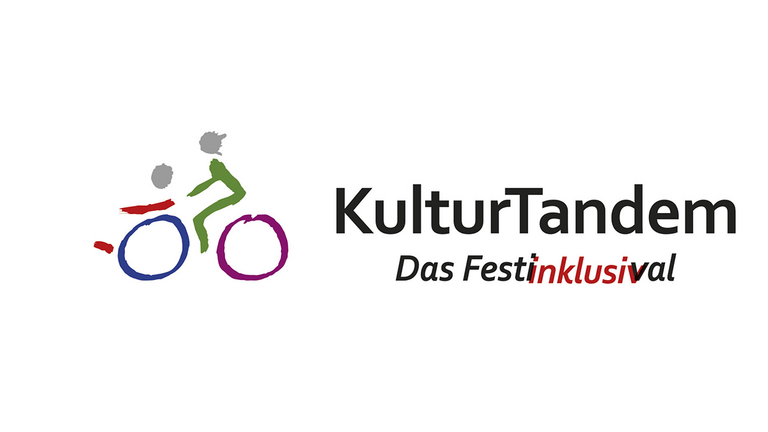 Logo KulturTandem - Banner - Links ein mit Pinselstrichen skizziertes Rollstuhlfahrrad mit zwei Personen, einer fährt die vorn im Rollstuhl sitzende Person, rechts daneben der Schriftzug KulturTandem - Das Fest-inklusiv-al