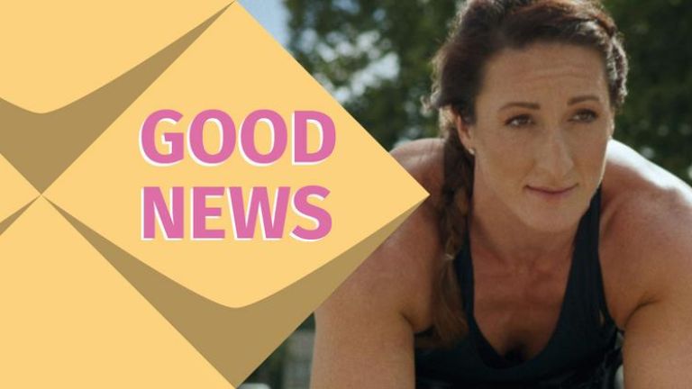 Auf orange farbigen Kacheln steht in pinker Farbe Good News Symbolisch für den Start der XVI. paralympischen Sommerspiele sehen Sie die ehemalige Athletin Tatyana McFadden. Es ist eine gute Nachricht, dass die Paralympics Corona bedingt starten. 