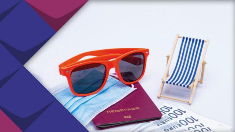 Auf dem Bild sieht man eine rote Sonnenbrille, einen Liegestuhl, einen Reisepass, 100€ Scheine und einen Mund- und Nasenschutz.