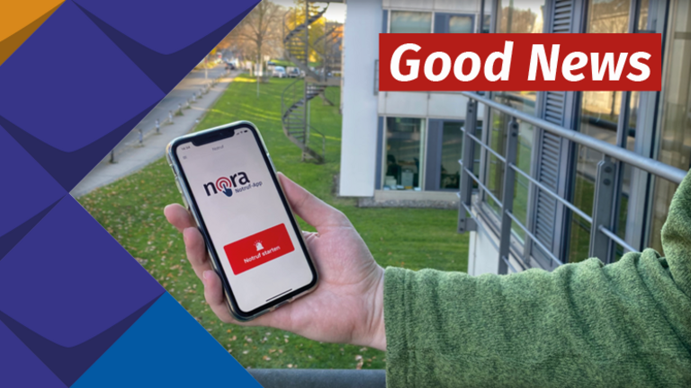 Eine Hand hält ein Handy mit der Nora-App, darüber steht in großen Buchstaben Good News.