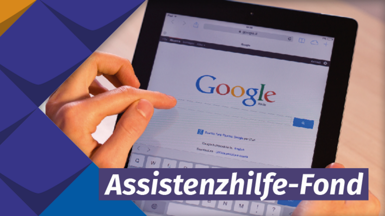 Kacheln der KSL und eine Person die auf dem Tablet googelt