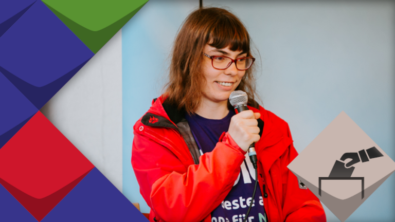 Landtagskandidatin Laura Loscheider (VOLT) mit einem Mikrofon in der Hand. Daneben ist ein Symbol der anstehenden Wahl zu sehen - ein Wahlurnensymbol. Links daneben stehen die bunten Kacheln der KSL.NRW.SL.NRW