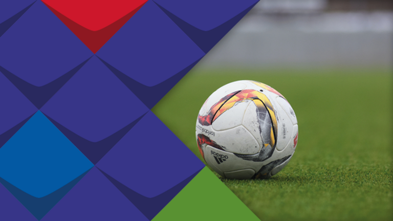 Ein Fußball auf dem grünen Rasen des Fußballfeldes