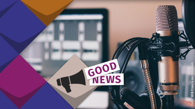 Ein Mikrophon vor einem Laptop mit einem Programm zum Aufnehmen von Ton. Davor das Icon unserer "KSL Good News" mit einem kleinen Symbol eines Megaphones
