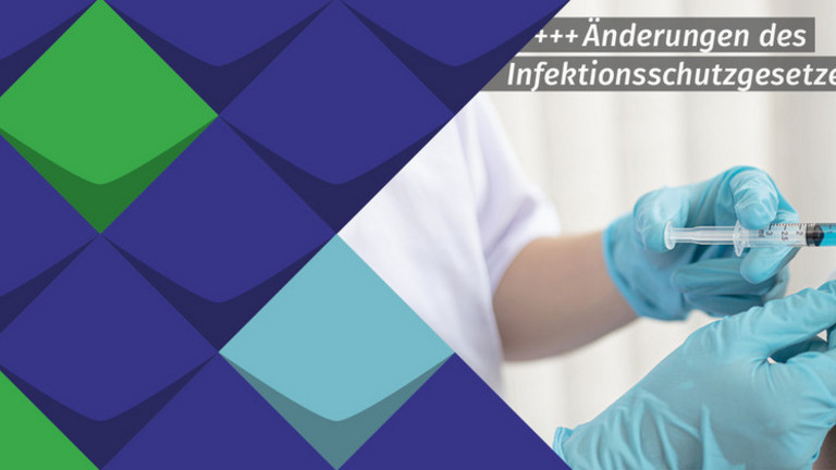 Hände einer impfenden Person und Arm eines Patienten