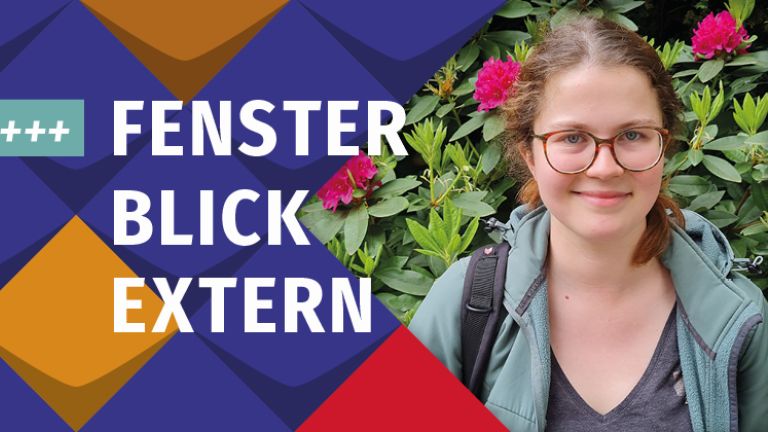 Bunte Kacheln als Stilelemente der KSL.NRW rahmen ein Foto von Hannah Hübecker ein - eine lächelnde junge Frau mit dunkel-blonden langen Haaren und Brille/Links steht: Neu im Blog, daneben der Name des Blogs: Fensterblick Extern