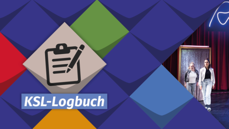 Bunte Kacheln als Stilelemente der KSL.NRW mit dem Wort KSL-Logbuch und ein Foto von Menschen mit und ohne Behinderung bei einer Theateraufführung 