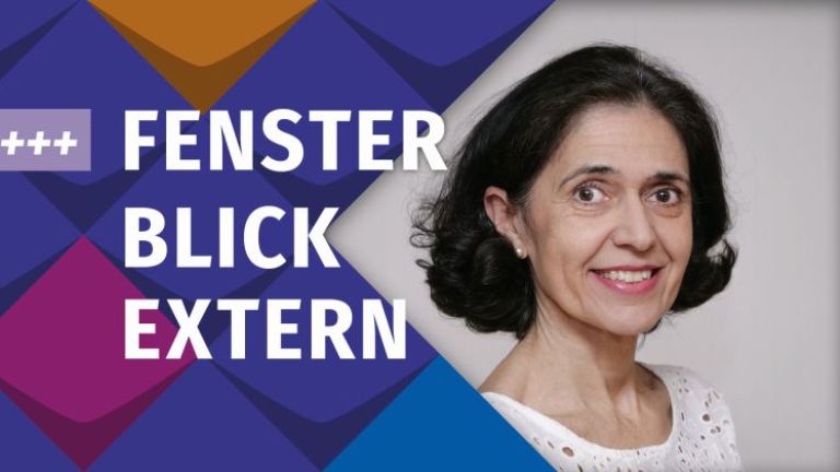 Eingerahmt in bunte Kacheln der KSL.NRW: Dr. Maria del Pilar Andrino Garcia, eine Frau mit dunklen mittellangen Haaren und weißem T-Shirt; links daneben steht Fensterblick Extern und +++neu im Blog +++