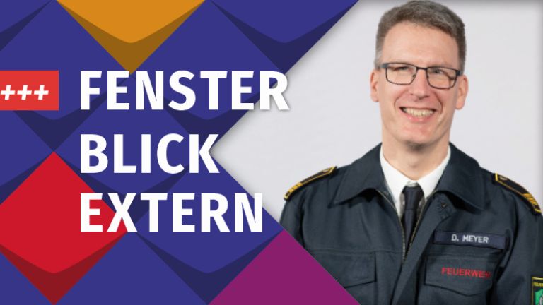 Ein Porträtfoto von Daniel Meyer, ein lächelnder Mann dunkelblond-grauem Haar mit Brille. Er trägt eine Feuerwehr-Uniform, ein weißes Hemd und eine Krawatte. Daneben steht Fensterblick Extern und +++neu im Blog+++ eingerahmt in Schmuckelemente der KSL.NRW