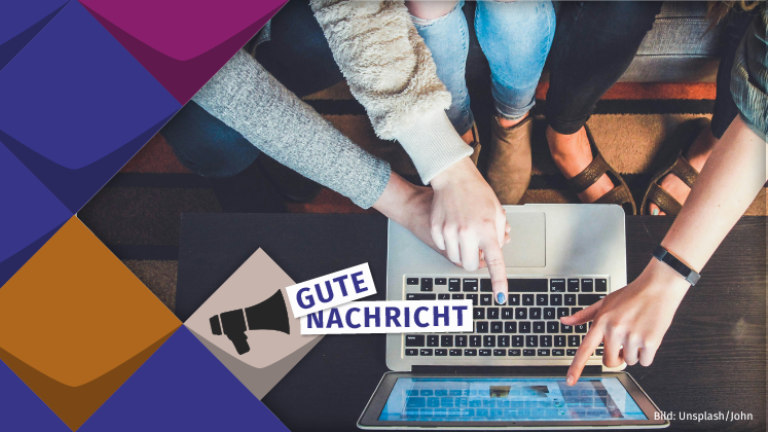 Symbolfoto für Evaluation: Bei einer Online-Umfrage bewerten Interessengruppen die Arbeit der KSL.NRW. Auf dem Foto sine die Hände von vier Menschen zu sehen. Der Finger einer Frau zeigt auf das Display eines Notebooks. Der Fingernagel ist hellblau