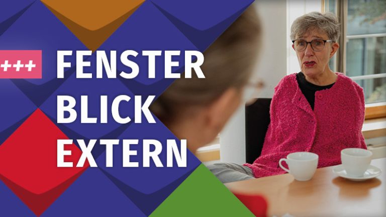 Prof. Theresia Degener, eine Frau mit kurzen grauen Haaren, einer Brille und einer pinkfarbigen Strickjacke im Gespräch mit einer anderen Person, die von hinten zu sehen ist/Links steht auf bunten Kacheln Fensterblick Extern und daneben +++neu im Blog+++ eingerahmt in bunte Kacheln des KSL.NRW